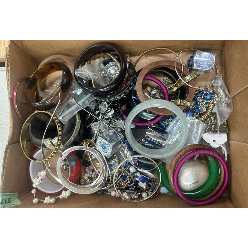 513 - Large selection of costume jewellery