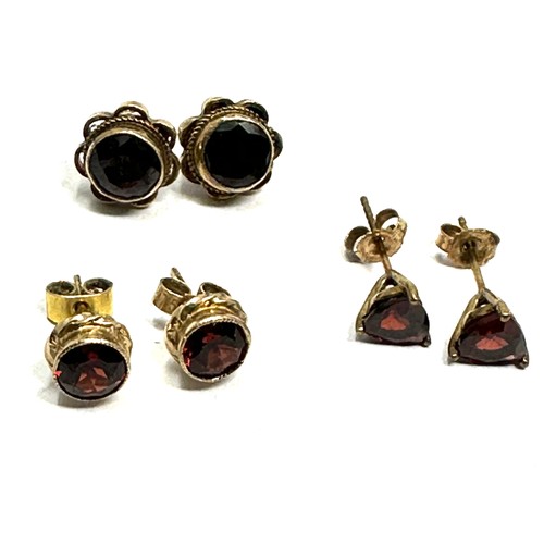 152 - 2x 9ct gold diamond & garnet stud earrings (3.3g)