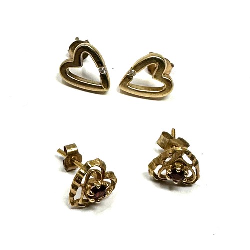 153 - 2x 9ct gold diamond & garnet heart shaped stud earrings (2.3g)