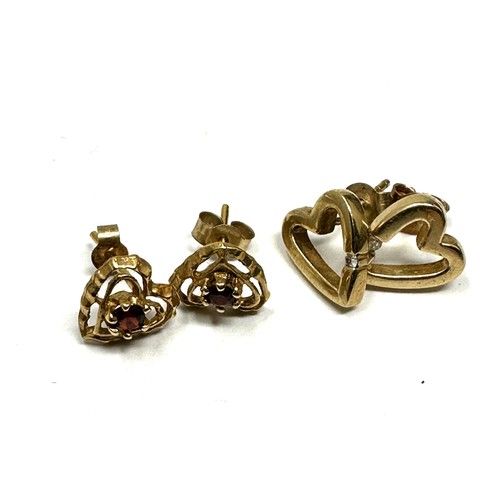 153 - 2x 9ct gold diamond & garnet heart shaped stud earrings (2.3g)