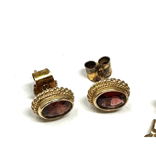 155 - 2x 9ct gold citrine & garnet stud earrings (3.7g)