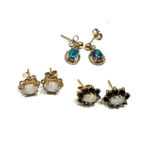 174 - 3x 9ct gold opal, opal triplet & sapphire earrings (3g)