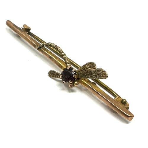 209 - 9ct gold antique garnet dragonfly bar brooch metal pin (1.2g)