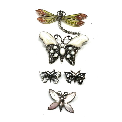 326 - A collection of silver dragonfly & butterfly brooches including MOP (28g)