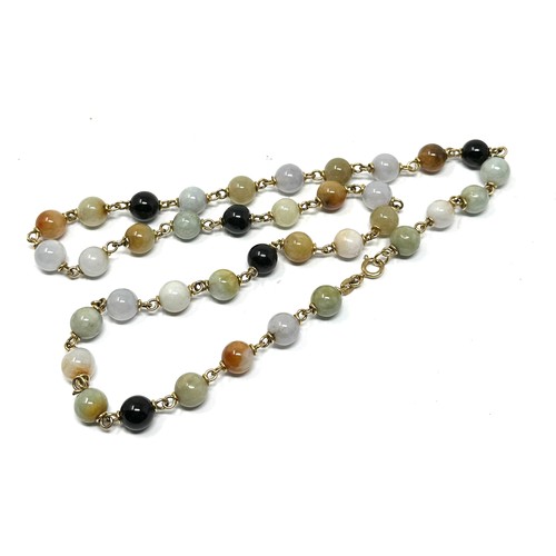 201 - Vintage 9ct gold onyx, agate, and jade beaded necklace (39.2g)