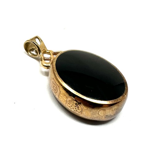 199 - Vintage 9ct gold onyx and bloodstone two sided pendant (6.4g)