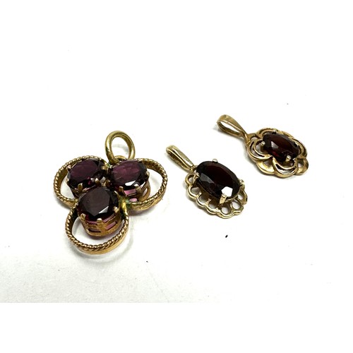 125 - 3x 9ct gold garnet pendants (3.1g)