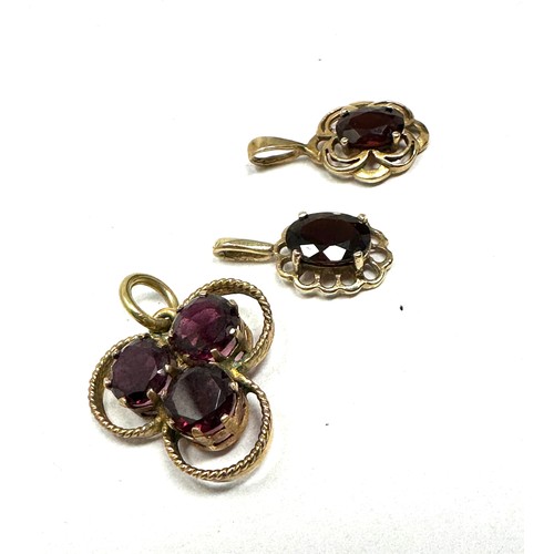 125 - 3x 9ct gold garnet pendants (3.1g)