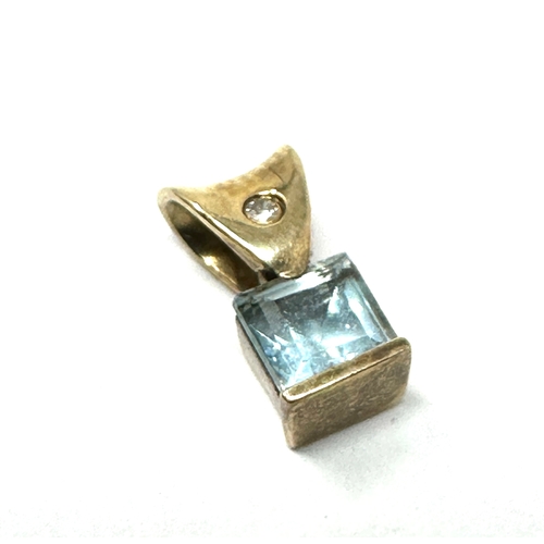 65 - 9ct gold diamond & topaz pendant weight 1g