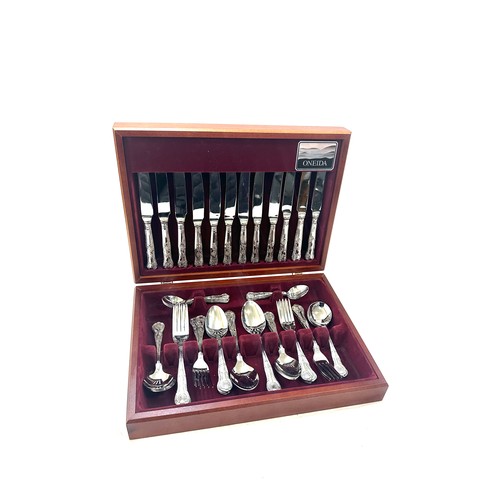 108 - Vintage cased Oneida canteen of cutlery