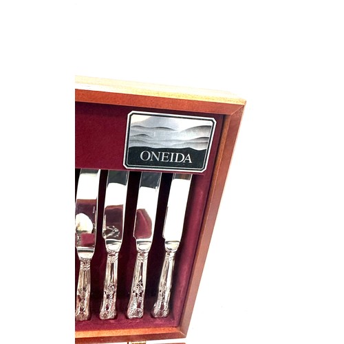 108 - Vintage cased Oneida canteen of cutlery