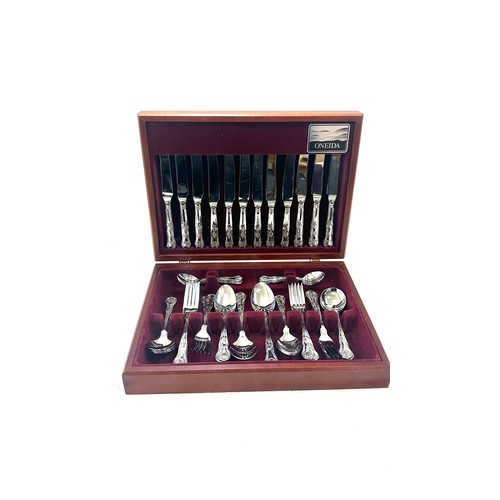 108 - Vintage cased Oneida canteen of cutlery