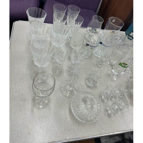 223 - large selection of vintage and later glassware