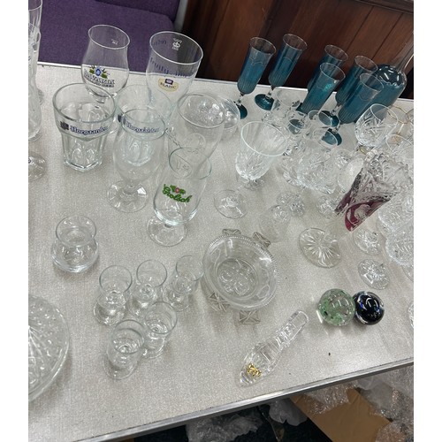 223 - large selection of vintage and later glassware