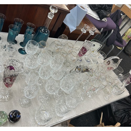 223 - large selection of vintage and later glassware