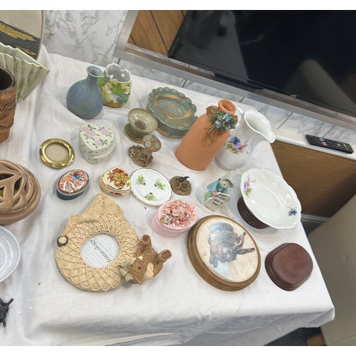 187 - Selection of miscellaneous to include porcelain items, clock, vases etc