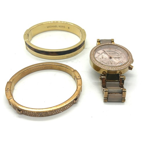 513 - Ladies Michael Kors wrist watch and 2 bangles, watch is untested