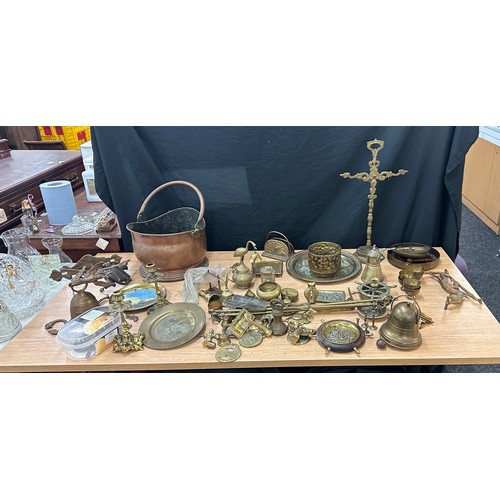 225 - Large selection of brassware to include wall hanging door bell, candlesticks, ornaments etc