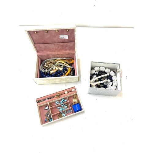 440 - Box of vintage and later costume jewellery includes earrings, pendants, necklace etc