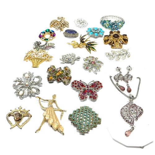 407 - Selection of 20 costume jewellery inc brooches bangle etc