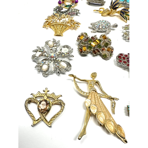 407 - Selection of 20 costume jewellery inc brooches bangle etc