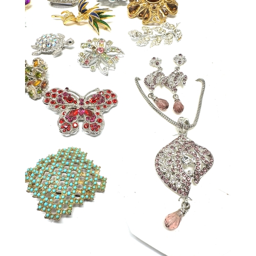 407 - Selection of 20 costume jewellery inc brooches bangle etc