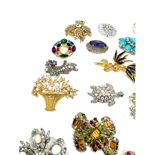 407 - Selection of 20 costume jewellery inc brooches bangle etc