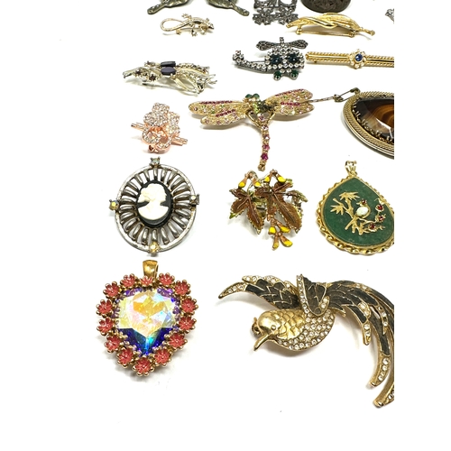 408 - selection of 25 costume jewellery items includes  brooches necklace etc