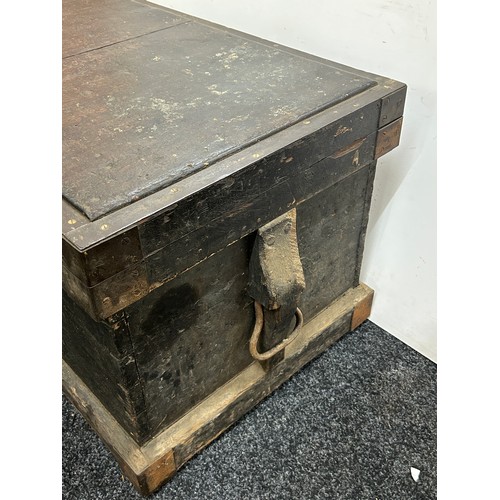 299 - Antique Georgian wooden carpenters tool chest. interior fitted with drawers, complete with a large q... 