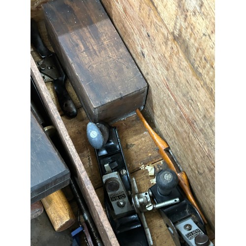 299 - Antique Georgian wooden carpenters tool chest. interior fitted with drawers, complete with a large q... 