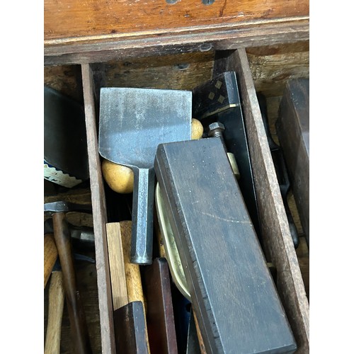 299 - Antique Georgian wooden carpenters tool chest. interior fitted with drawers, complete with a large q... 