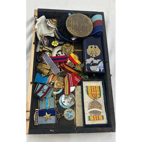 463 - Selection of vintage and later masonic jewels and medals