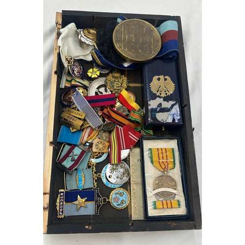 463 - Selection of vintage and later masonic jewels and medals