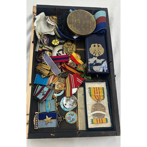 463 - Selection of vintage and later masonic jewels and medals