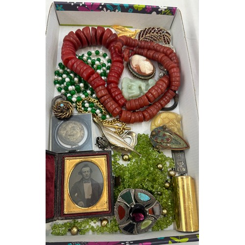 446 - Tray of vintage an later costume jewellery includes masonic coin holder Scottish brooch etc