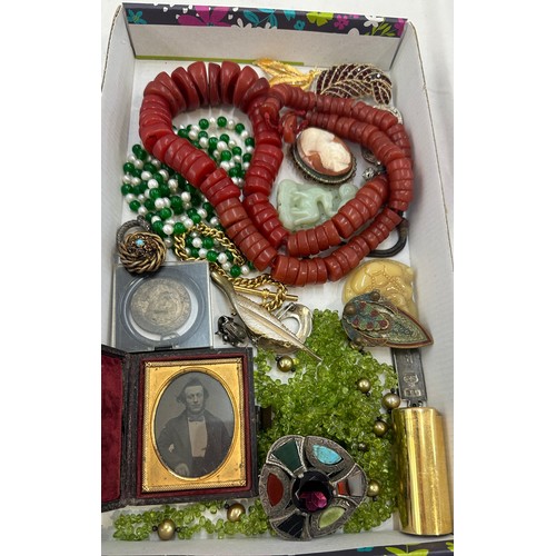 446 - Tray of vintage an later costume jewellery includes masonic coin holder Scottish brooch etc