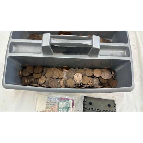 415 - Large selection of vintage and later coins/ bank notes