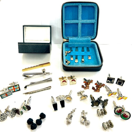 567 - 14 pairs of cufflinks, 4 tie pins and shirt collars