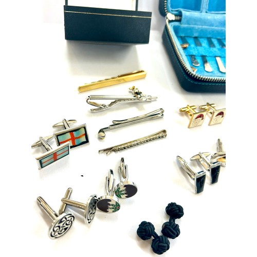 567 - 14 pairs of cufflinks, 4 tie pins and shirt collars