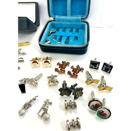 567 - 14 pairs of cufflinks, 4 tie pins and shirt collars