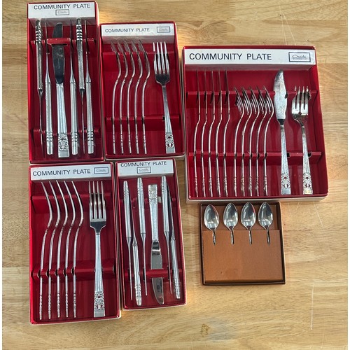 575 - 6 boxes of new Oneidce cutlery