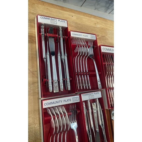 575 - 6 boxes of new Oneidce cutlery