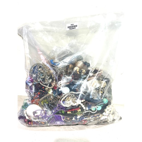 420 - 10kg UNSORTED COSTUME JEWELLERY inc. Bangles, Necklaces, Rings, Earrings.