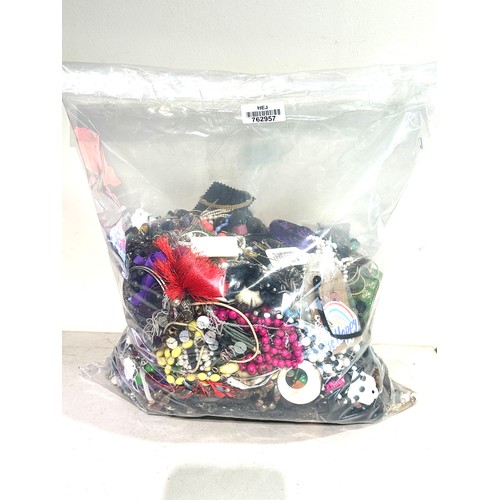 427 - 10kg UNSORTED COSTUME JEWELLERY inc. Bangles, Necklaces, Rings, Earrings.