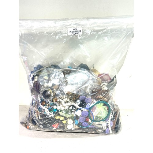 424 - 10kg UNSORTED COSTUME JEWELLERY inc. Bangles, Necklaces, Rings, Earrings.