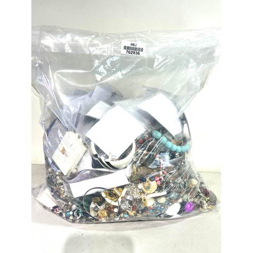 415 - 10kg UNSORTED COSTUME JEWELLERY inc. Bangles, Necklaces, Rings, Earrings.