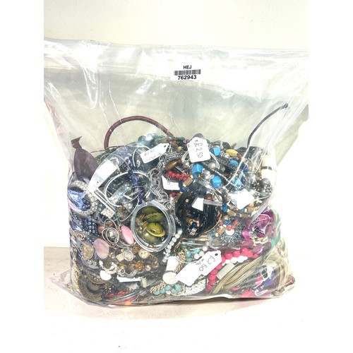 422 - 10kg UNSORTED COSTUME JEWELLERY inc. Bangles, Necklaces, Rings, Earrings.