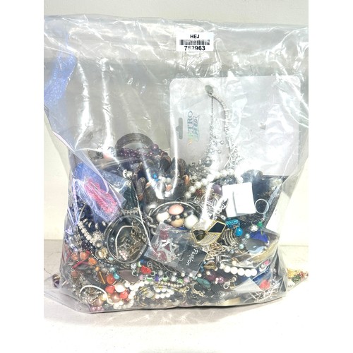 431 - 10kg UNSORTED COSTUME JEWELLERY inc. Bangles, Necklaces, Rings, Earrings.