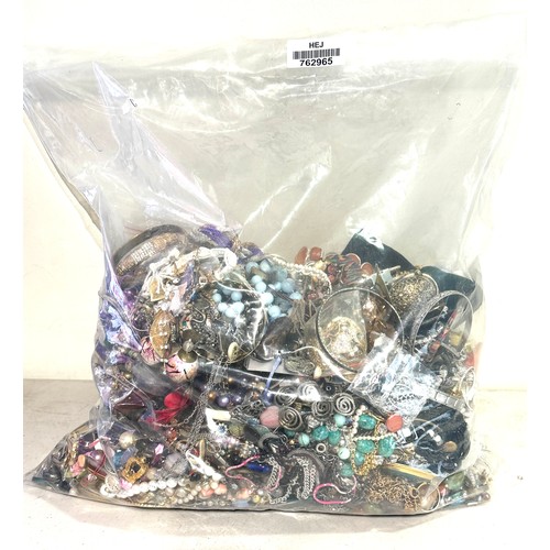 432 - 10kg UNSORTED COSTUME JEWELLERY inc. Bangles, Necklaces, Rings, Earrings.