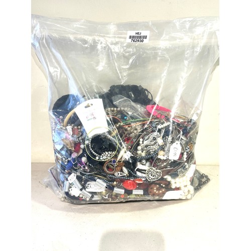 411 - 10kg UNSORTED COSTUME JEWELLERY inc. Bangles, Necklaces, Rings, Earrings.